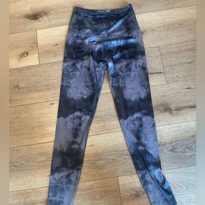 Beyond Yoga - blue tie dye leggings - size Medium